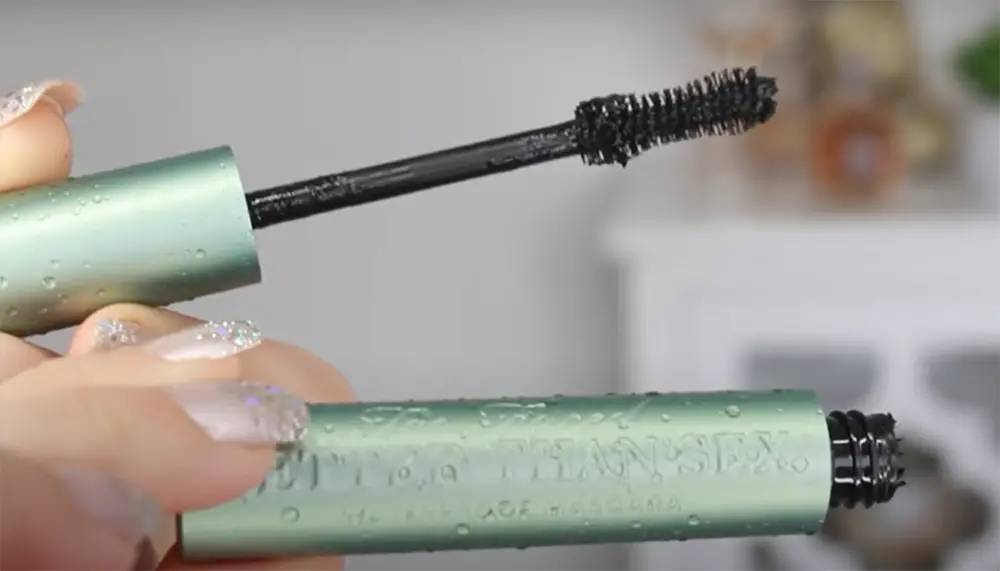 Difference Between Waterproof and Non-Waterproof Mascara