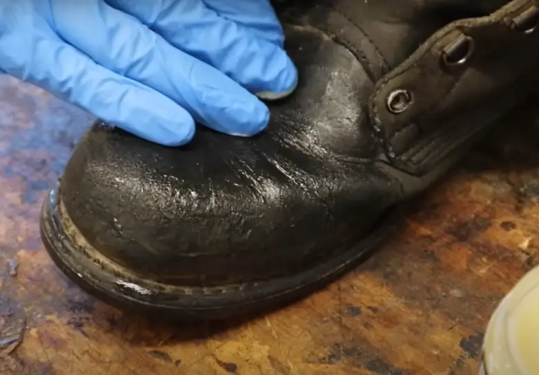 How to Waterproof Hiking Boots? WaterproofWiki